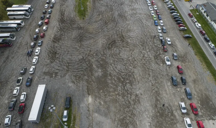 Pogled iz zraka: Ovako izgledaju ogromne gužve za testiranje kod Velesajma