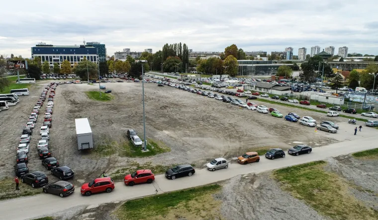 Pogled iz zraka: Ovako izgledaju ogromne gužve za testiranje kod Velesajma