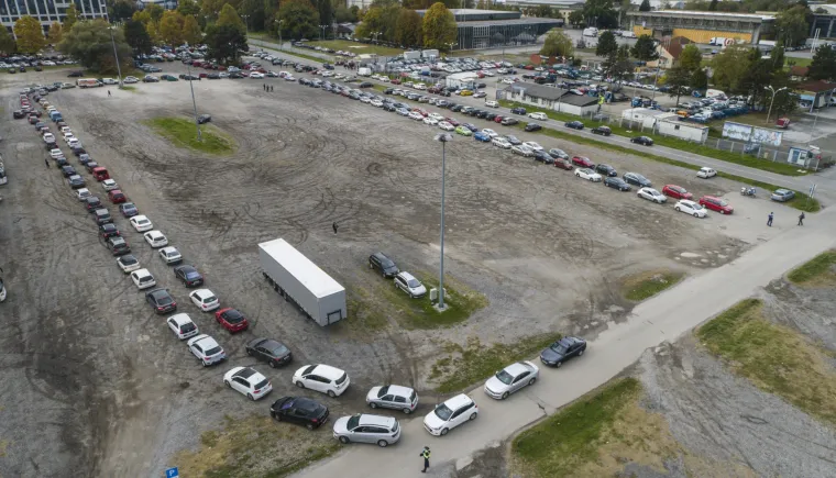 Pogled iz zraka: Ovako izgledaju ogromne gužve za testiranje kod Velesajma