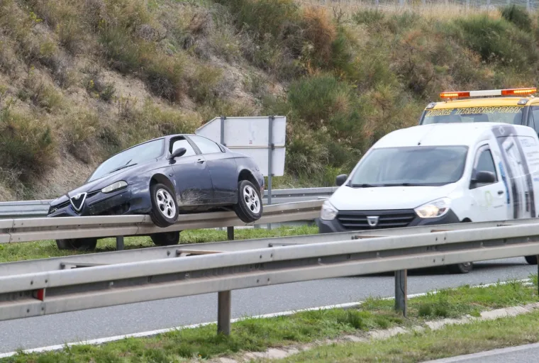 Ovo se baš ne viđa često: Automobil završio na ogradi na brzoj cesti kod Splita