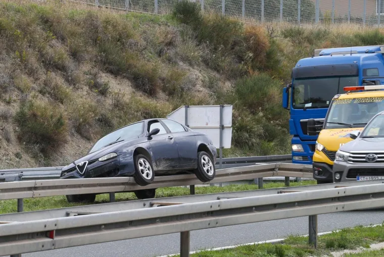 Ovo se baš ne viđa često: Automobil završio na ogradi na brzoj cesti kod Splita
