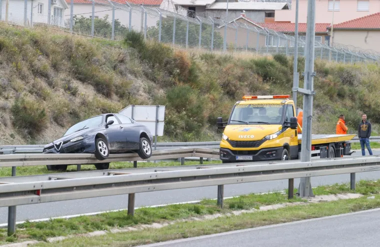 Ovo se baš ne viđa često: Automobil završio na ogradi na brzoj cesti kod Splita