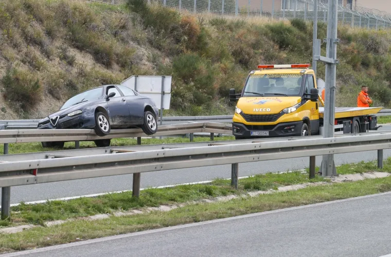 Ovo se baš ne viđa često: Automobil završio na ogradi na brzoj cesti kod Splita