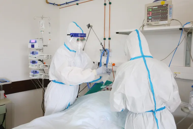 ŠOKANTNI PRIZORI IZ KARLOVAČKE BOLNICE: Pogledajte fotografije s odjela na kojem se liječe zaraženi. Dvoje ih je na respiratoru