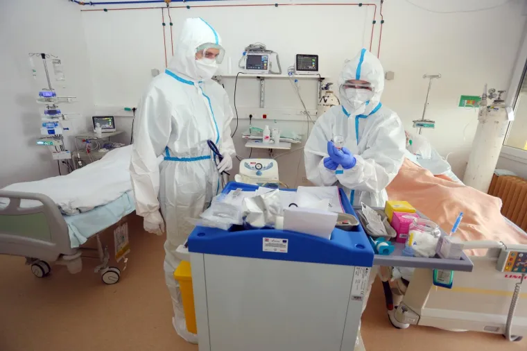 ŠOKANTNI PRIZORI IZ KARLOVAČKE BOLNICE: Pogledajte fotografije s odjela na kojem se liječe zaraženi. Dvoje ih je na respiratoru