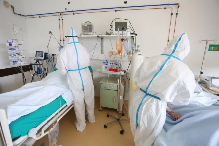 ŠOKANTNI PRIZORI IZ KARLOVAČKE BOLNICE: Pogledajte fotografije s odjela na kojem se liječe zaraženi. Dvoje ih je na respiratoru