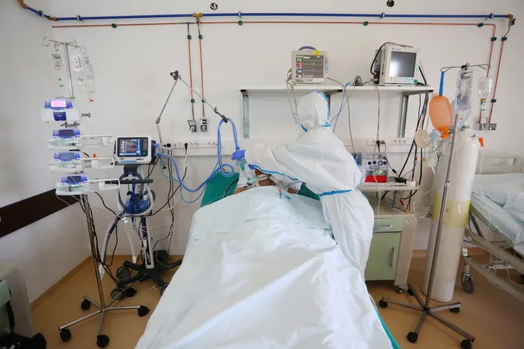ŠOKANTNI PRIZORI IZ KARLOVAČKE BOLNICE: Pogledajte fotografije s odjela na kojem se liječe zaraženi. Dvoje ih je na respiratoru