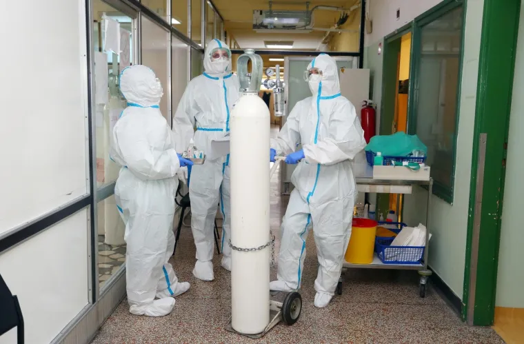 ŠOKANTNI PRIZORI IZ KARLOVAČKE BOLNICE: Pogledajte fotografije s odjela na kojem se liječe zaraženi. Dvoje ih je na respiratoru