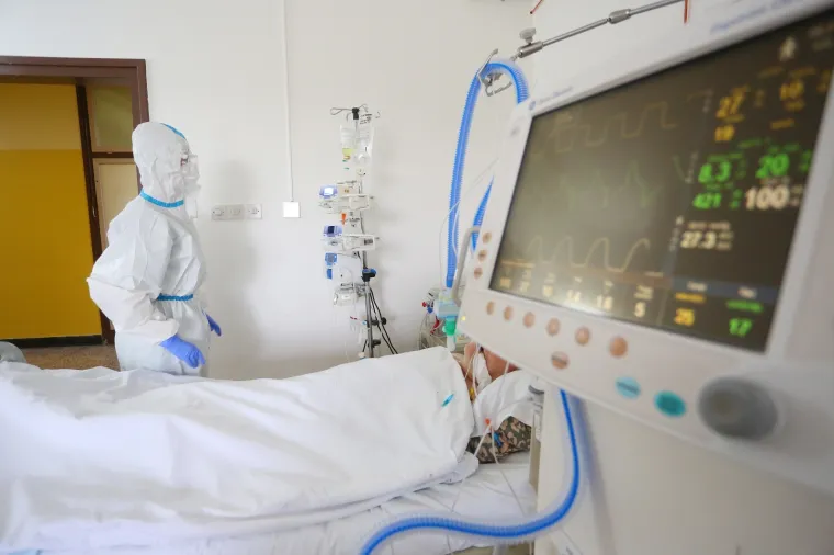 ŠOKANTNI PRIZORI IZ KARLOVAČKE BOLNICE: Pogledajte fotografije s odjela na kojem se liječe zaraženi. Dvoje ih je na respiratoru