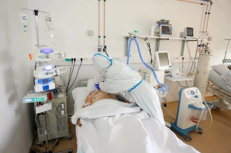 ŠOKANTNI PRIZORI IZ KARLOVAČKE BOLNICE: Pogledajte fotografije s odjela na kojem se liječe zaraženi. Dvoje ih je na respiratoru