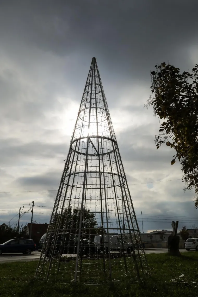 Ovakve instalacije su krasile gradske trgove i parkove ranijih godina. Photo: Emica Elvedji/PIXSELL