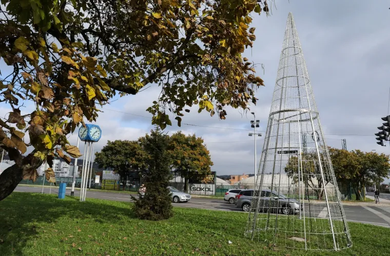 Ova instalacija je postavljana na dan održavanja online sjednice Gradske skupštine na kojoj je oporba iznijela velike prigovore gradonačelniku Milanu Bandiću. Photo: Emica Elvedji/PIXSELL