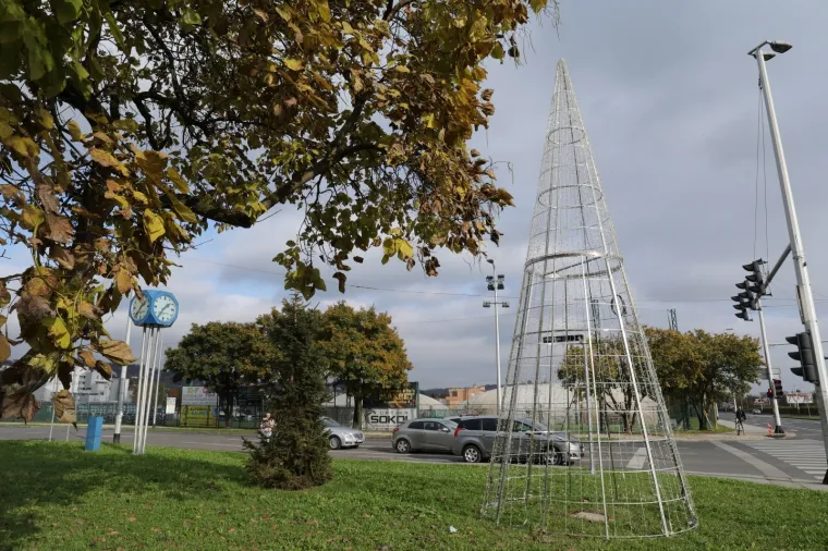 28.10.2020., Zagreb - 58 dana do Božića. Na križanju Aleje Bologne i Ulice Medpotoki u Gajnicama postavljena je željezna konstrukcija božićne jelke s lampicama. Photo: Emica Elvedji/PIXSELL