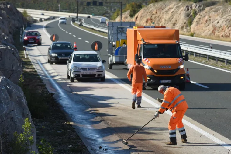 Kod odmori&scaron;ta Jasenice na autocesti A1 autobus izletio s ceste