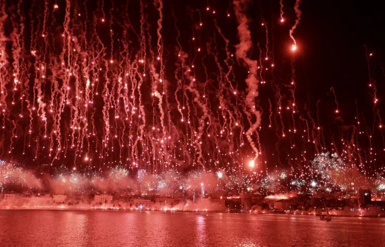 Spektakl na nebu iznad Splita: Nestvarni kadrovi Torcidine bakljade za njihov 70. rođendan