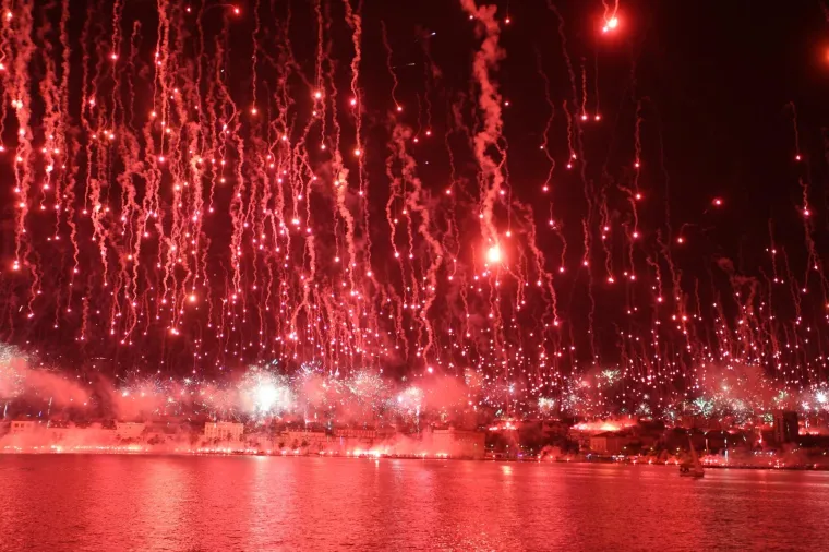 Spektakl na nebu iznad Splita: Nestvarni kadrovi Torcidine bakljade za njihov 70. rođendan