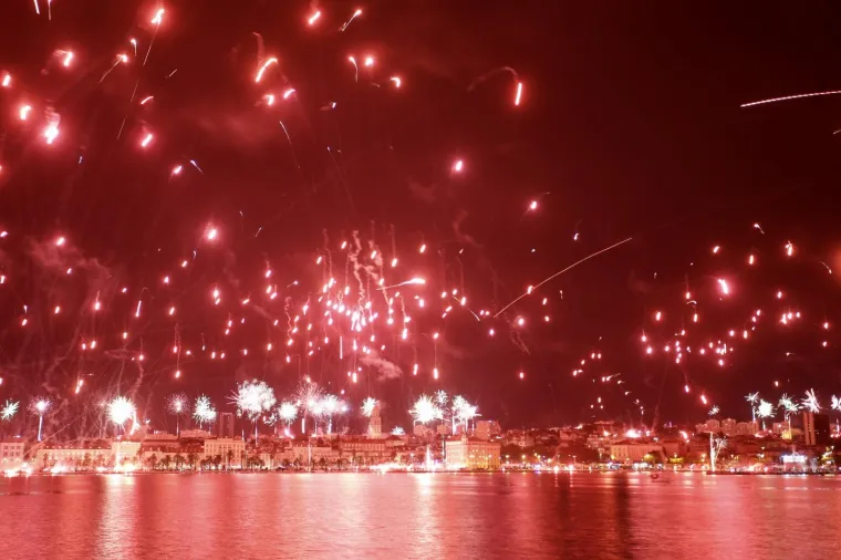 Spektakl na nebu iznad Splita: Nestvarni kadrovi Torcidine bakljade za njihov 70. rođendan