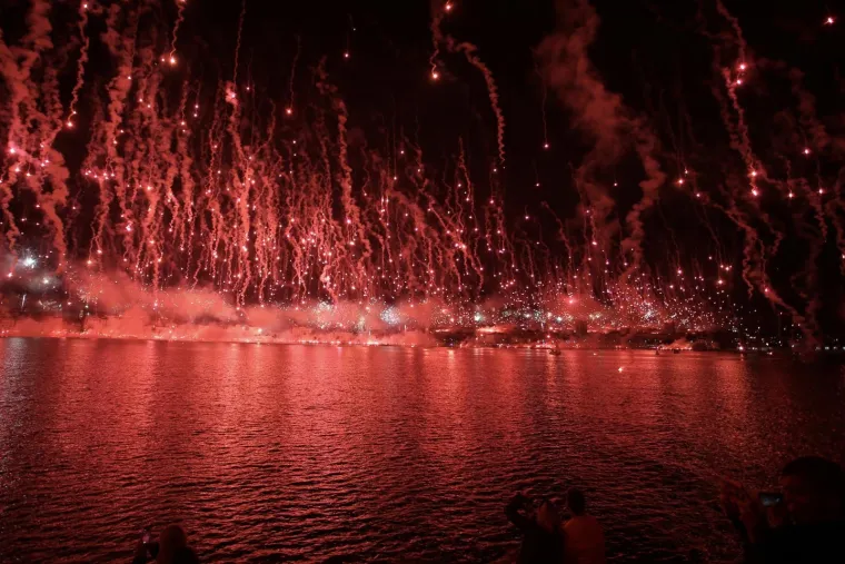 Spektakl na nebu iznad Splita: Nestvarni kadrovi Torcidine bakljade za njihov 70. rođendan