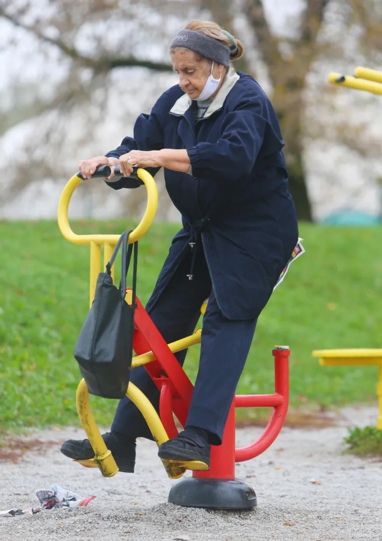 Fotografkinja je snimila bakicu koja se sa spuštenom maskom na licu razgibala na Foginovom kupalištu.