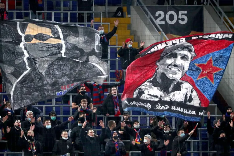 CSKA i Dinamo igraju utakmicu 2. kola skupine K Europske lige na Areni CSKA u Moskvi. Na tribinama ima navijača, ograničeno je i u Rusiji pa stadion nije pun ali ultrasa CSKA ima na tribini i glasni su.