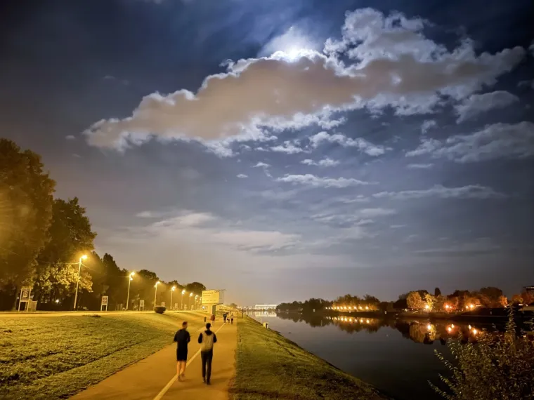 Jesenska romantika na Jarunu: Mjesec obasjao zagrebačko jezero