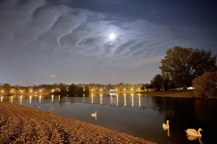 Jesenska romantika na Jarunu: Mjesec obasjao zagrebačko jezero