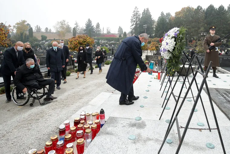 Gradonačelnik Bandić apelirao: 'Posjetite grobove danas i sutra da se u nedjelju izbjegne gužva'