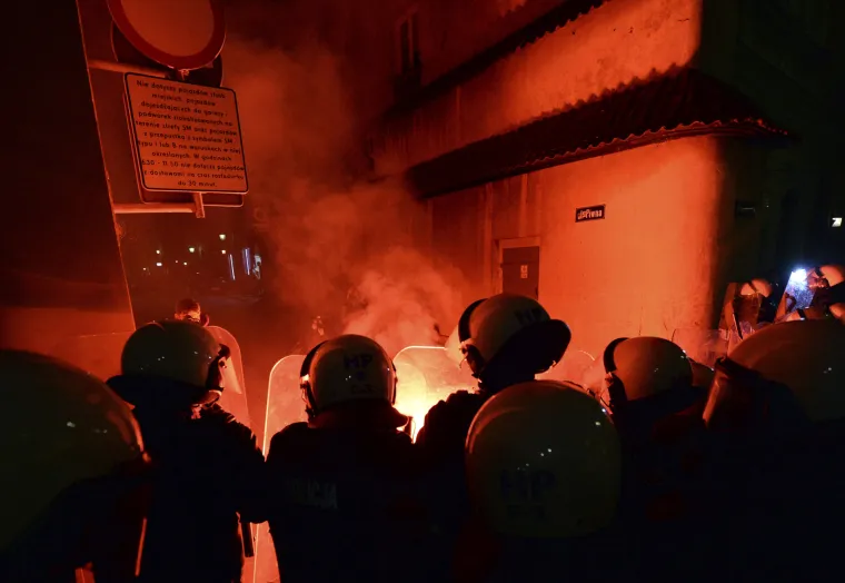 Unatoč velikom broju novozaraženih, horde nezadovoljnih Poljaka iza&scaron;le su na ulice: 'Dosta nam je! Moje tijelo, moj izbor!'