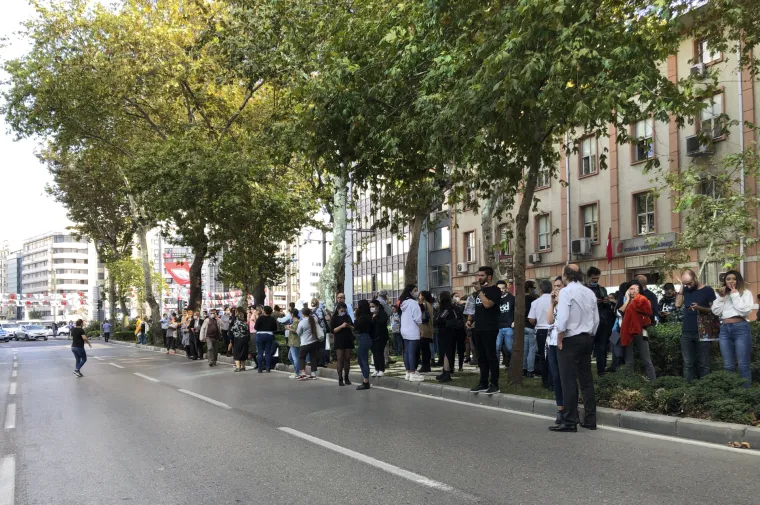Srušene zgrade, prestravljeni ljudi: Snažan potres pogodio Grčku i Tursku, Izmir pogodio i manji tsunami