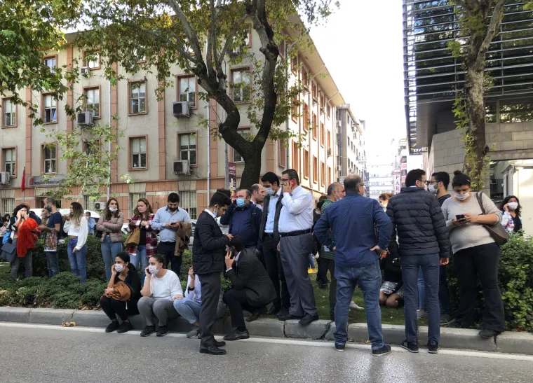 Srušene zgrade, prestravljeni ljudi: Snažan potres pogodio Grčku i Tursku, Izmir pogodio i manji tsunami