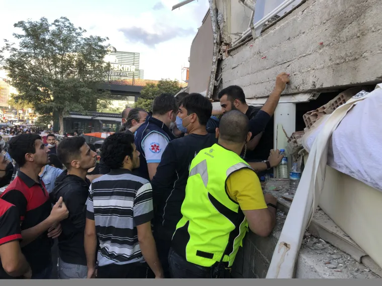 Srušene zgrade, prestravljeni ljudi: Snažan potres pogodio Grčku i Tursku, Izmir pogodio i manji tsunami