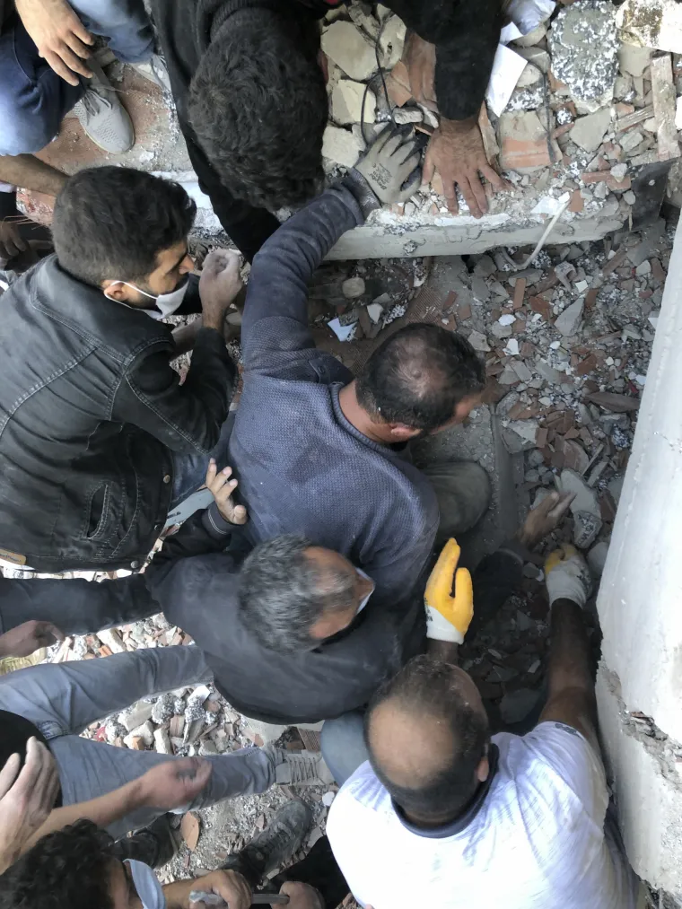 Srušene zgrade, prestravljeni ljudi: Snažan potres pogodio Grčku i Tursku, Izmir pogodio i manji tsunami