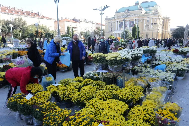 Uoči blagdana Svih svetih građani obilaze groblja diljem Hrvatske: Manje ih je nego inače, nastoje se pridržavati mjera