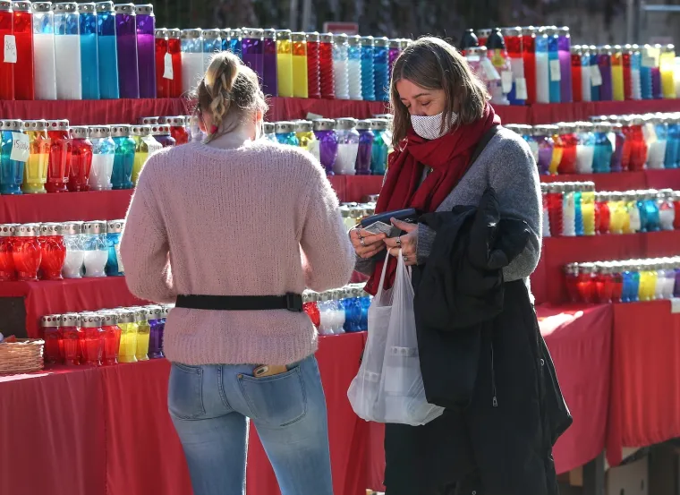 Uoči blagdana Svih svetih građani obilaze groblja diljem Hrvatske: Manje ih je nego inače, nastoje se pridržavati mjera