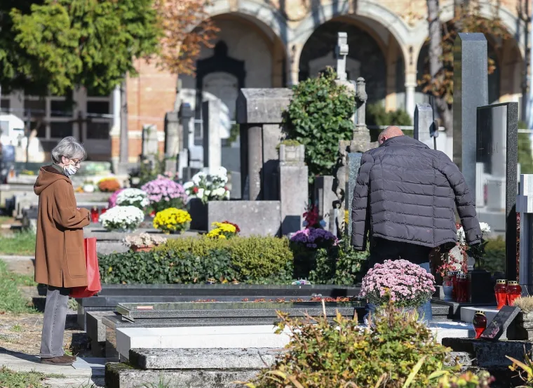 Uoči blagdana Svih svetih građani obilaze groblja diljem Hrvatske: Manje ih je nego inače, nastoje se pridržavati mjera