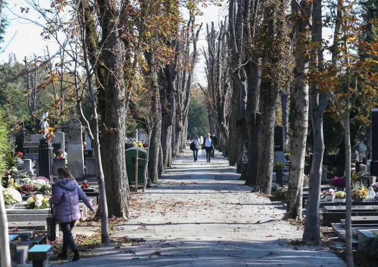 Uoči blagdana Svih svetih građani obilaze groblja diljem Hrvatske: Manje ih je nego inače, nastoje se pridržavati mjera