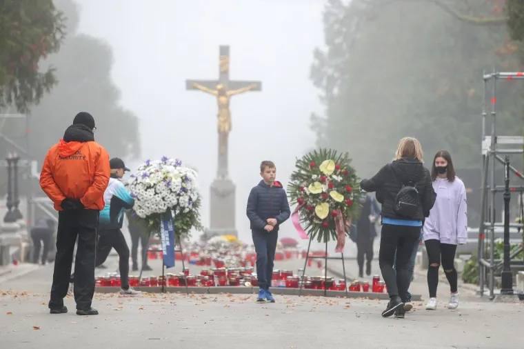 Na blagdan Svih svetih građani diljem Hrvatske prisjećaju se najmilijih: Poštujući epidemiološke mjere obilaze njihove grobove