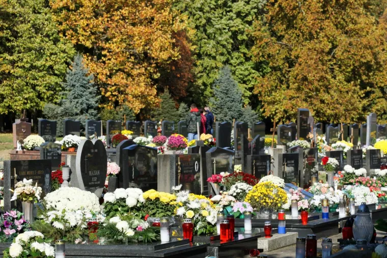 Na blagdan Svih svetih građani diljem Hrvatske prisjećaju se najmilijih: Poštujući epidemiološke mjere obilaze njihove grobove
