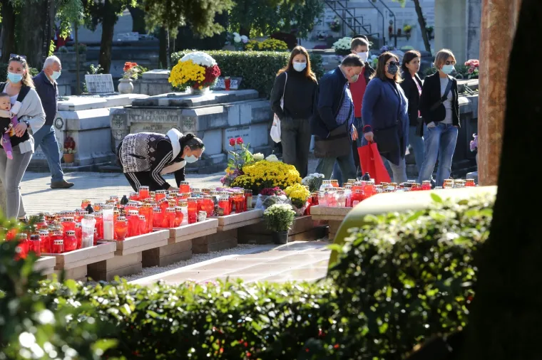 Na blagdan Svih svetih građani diljem Hrvatske prisjećaju se najmilijih: Po&scaron;tujući epidemiolo&scaron;ke mjere obilaze njihove grobove