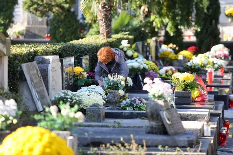 Na blagdan Svih svetih građani diljem Hrvatske prisjećaju se najmilijih: Po&scaron;tujući epidemiolo&scaron;ke mjere obilaze njihove grobove