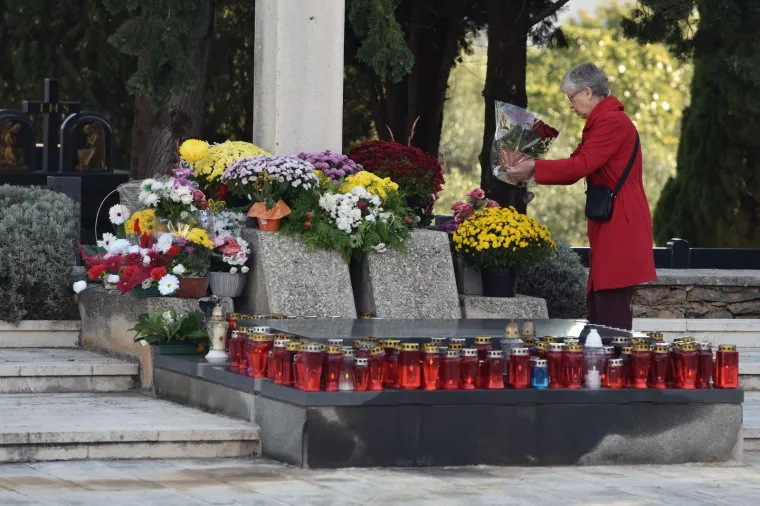 Na blagdan Svih svetih građani diljem Hrvatske prisjećaju se najmilijih: Po&scaron;tujući epidemiolo&scaron;ke mjere obilaze njihove grobove