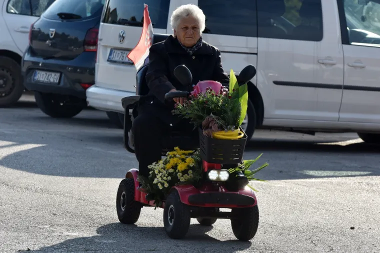 Na blagdan Svih svetih građani diljem Hrvatske prisjećaju se najmilijih: Po&scaron;tujući epidemiolo&scaron;ke mjere obilaze njihove grobove