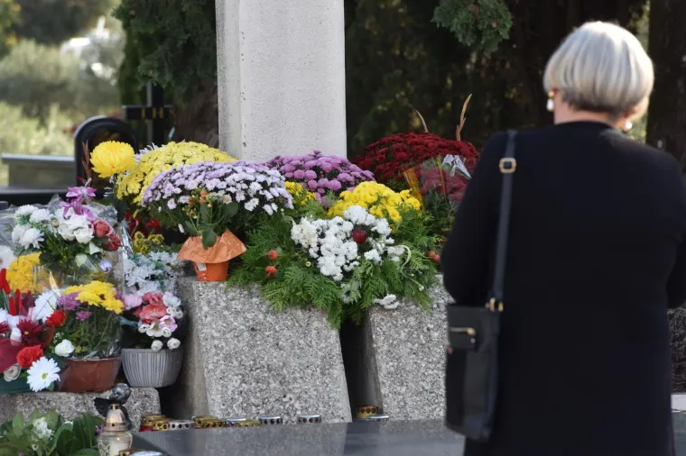 Na blagdan Svih svetih građani diljem Hrvatske prisjećaju se najmilijih: Po&scaron;tujući epidemiolo&scaron;ke mjere obilaze njihove grobove