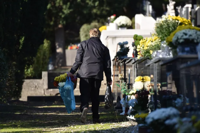 Na blagdan Svih svetih građani diljem Hrvatske prisjećaju se najmilijih: Po&scaron;tujući epidemiolo&scaron;ke mjere obilaze njihove grobove