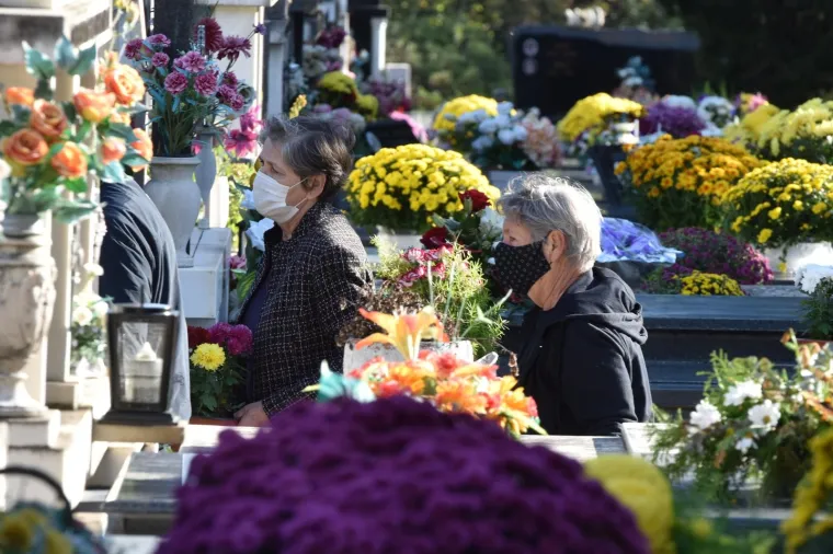 Na blagdan Svih svetih građani diljem Hrvatske prisjećaju se najmilijih: Po&scaron;tujući epidemiolo&scaron;ke mjere obilaze njihove grobove