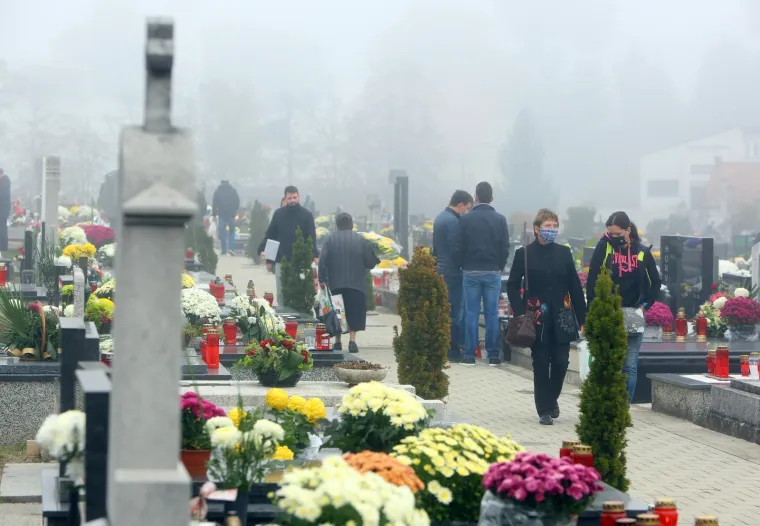 Na blagdan Svih svetih građani diljem Hrvatske prisjećaju se najmilijih: Po&scaron;tujući epidemiolo&scaron;ke mjere obilaze njihove grobove