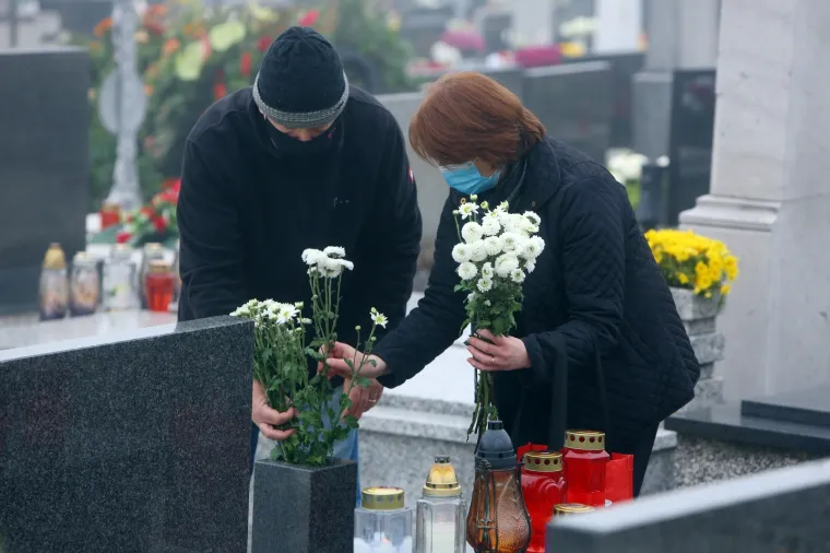 Na blagdan Svih svetih građani diljem Hrvatske prisjećaju se najmilijih: Po&scaron;tujući epidemiolo&scaron;ke mjere obilaze njihove grobove