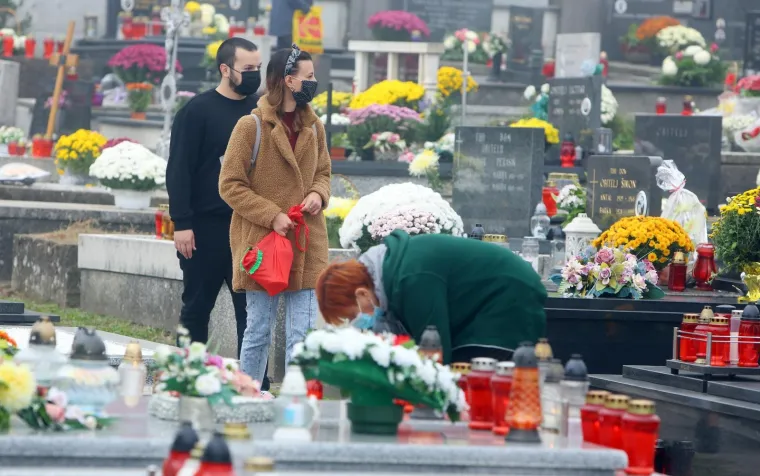 Na blagdan Svih svetih građani diljem Hrvatske prisjećaju se najmilijih: Po&scaron;tujući epidemiolo&scaron;ke mjere obilaze njihove grobove