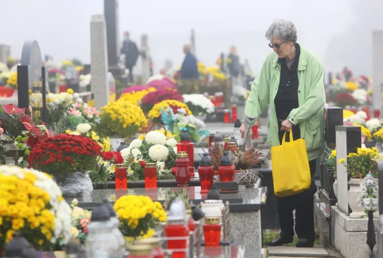 Na blagdan Svih svetih građani diljem Hrvatske prisjećaju se najmilijih: Po&scaron;tujući epidemiolo&scaron;ke mjere obilaze njihove grobove