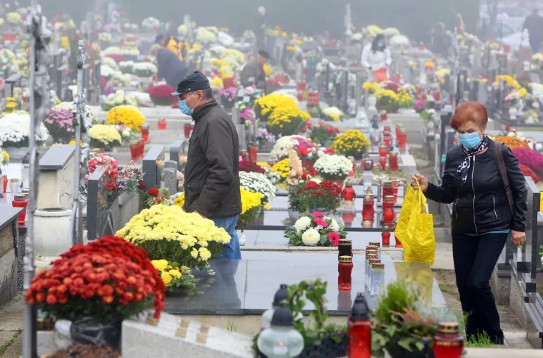 Na blagdan Svih svetih građani diljem Hrvatske prisjećaju se najmilijih: Po&scaron;tujući epidemiolo&scaron;ke mjere obilaze njihove grobove